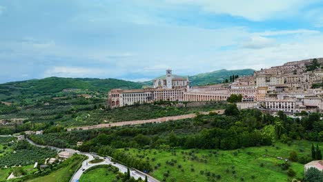 Vista-De-La-Basílica-De-San-Francisco-De-Asís-Y-El-Casco-Antiguo-De-Umbría,-Italia.