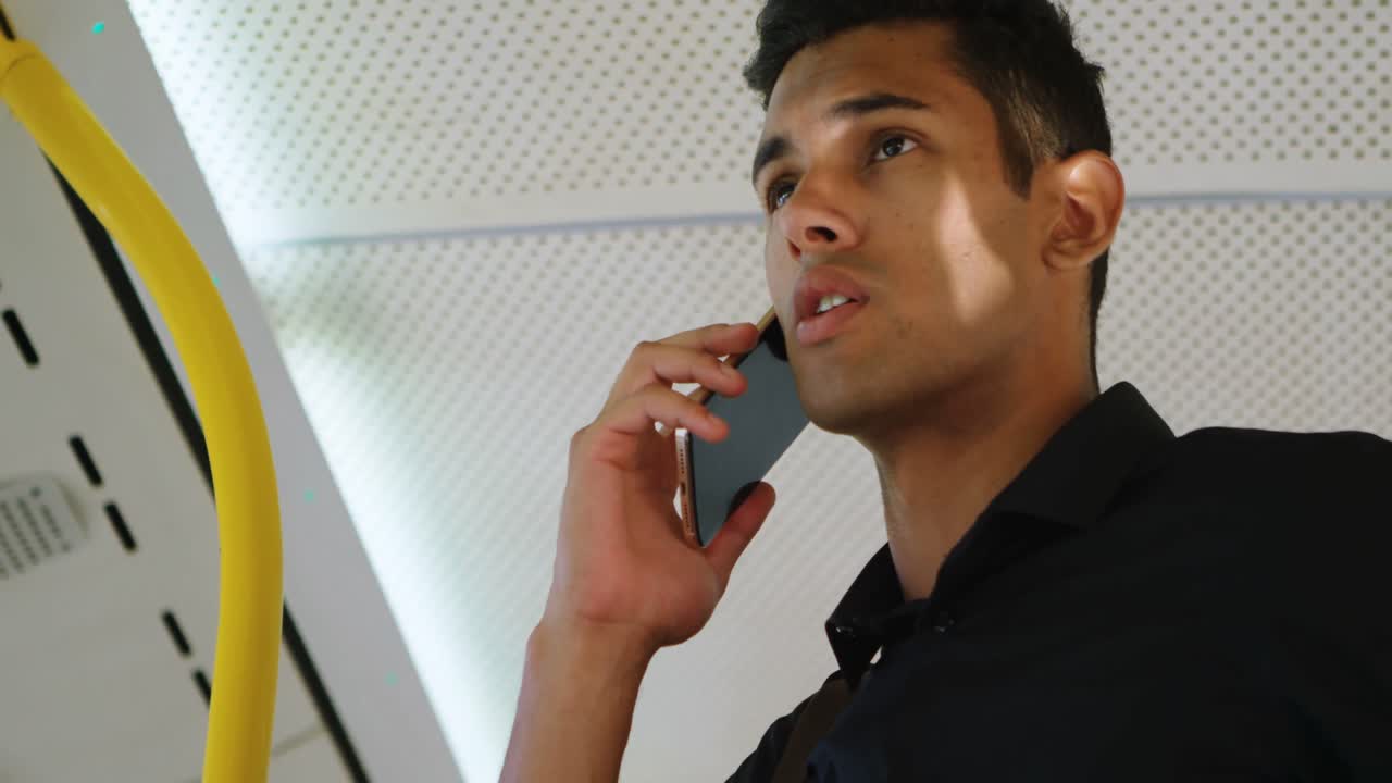 버스 4k에서 여행하는 동안 휴대 전화로 이야기하는 남성 통근자