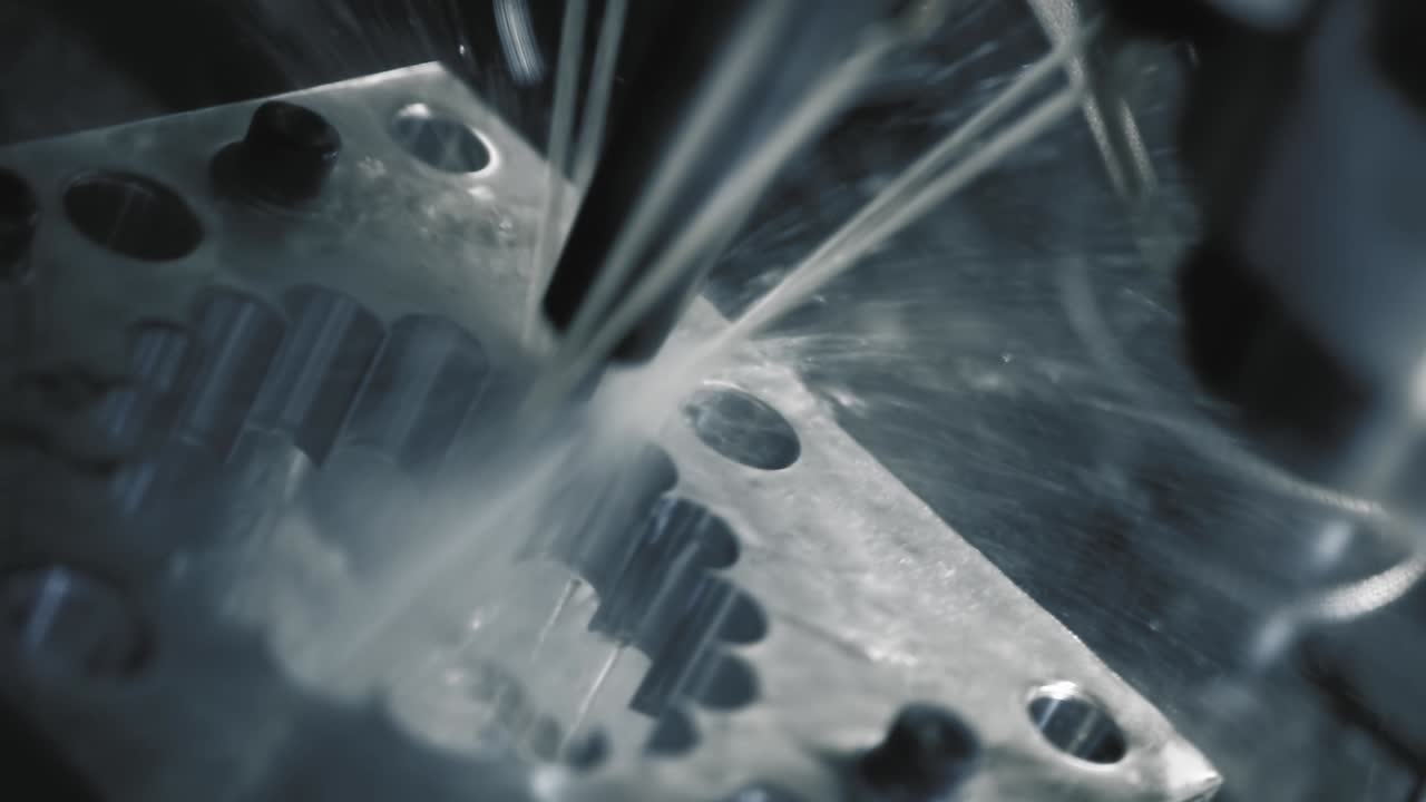 металлообработка cnc токарная фрезерная машина. резание металла современная технология обработки.