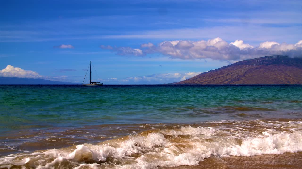 보트와 산 슬로우 모션 하와이 바다 해안