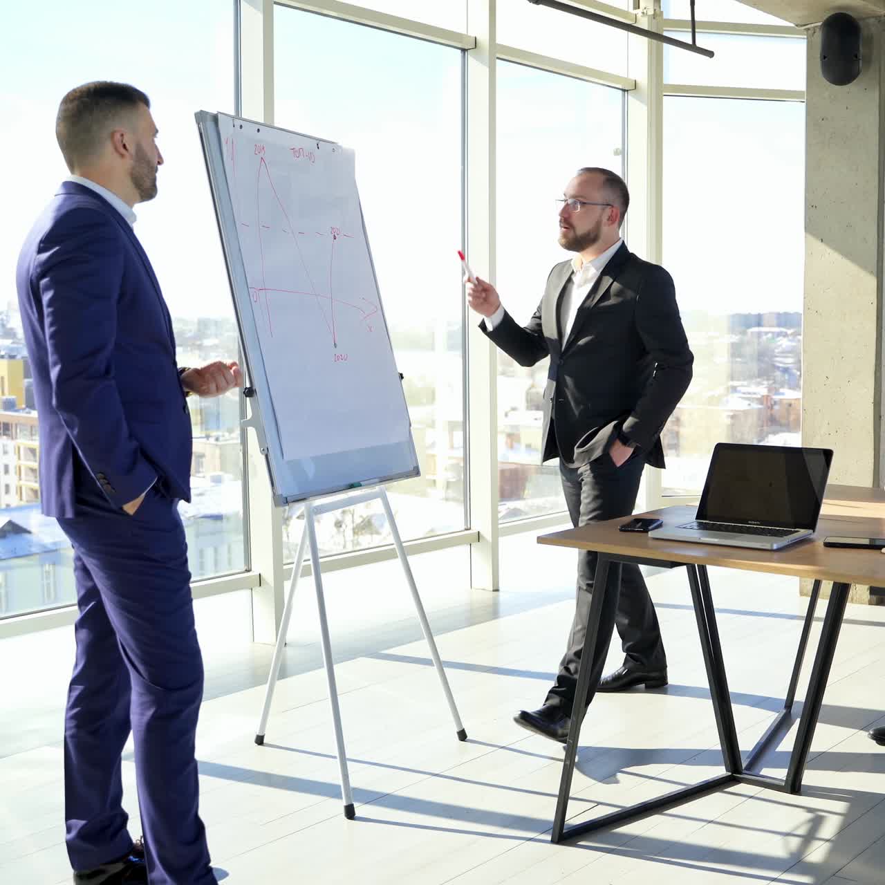 Forretningsmøde i et moderne og lyst kontor. Professionel brainstorming om projektstrategi