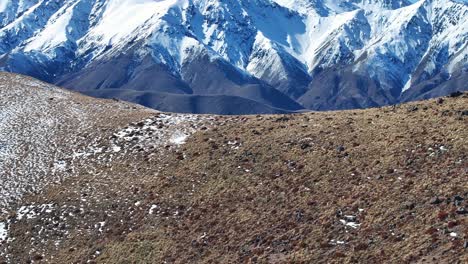 Drone-Que-Se-Abre-A-La-Vista-De-La-Montaña-Durante-El-Invierno.