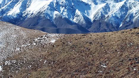 drone que se abre a la vista de la montaña durante el invierno.