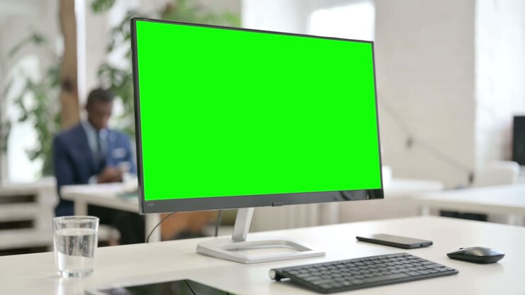 Nahaufnahme eines Desktops mit grünem Chroma Key Bildschirm.