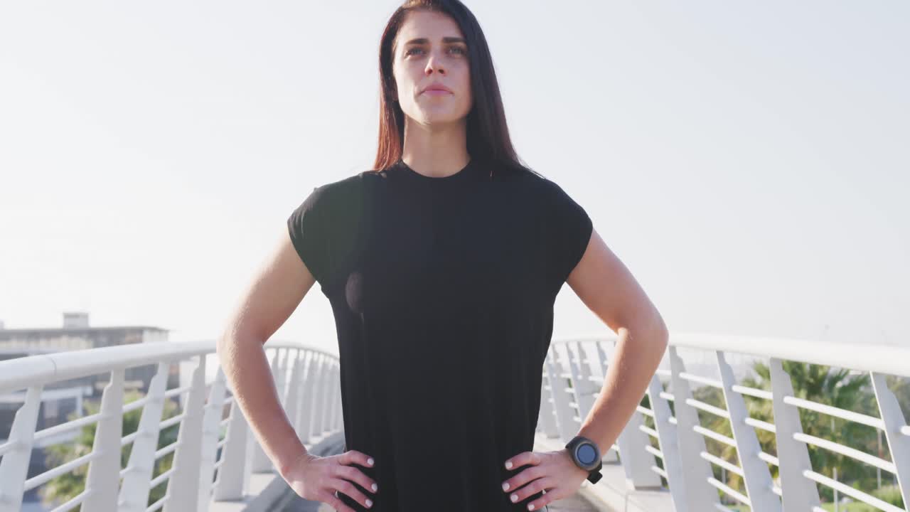 뛰기 전에 휴식을 취하는 젊은 여성