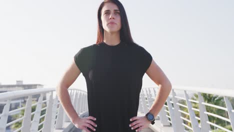 mujer joven descansando antes de correr