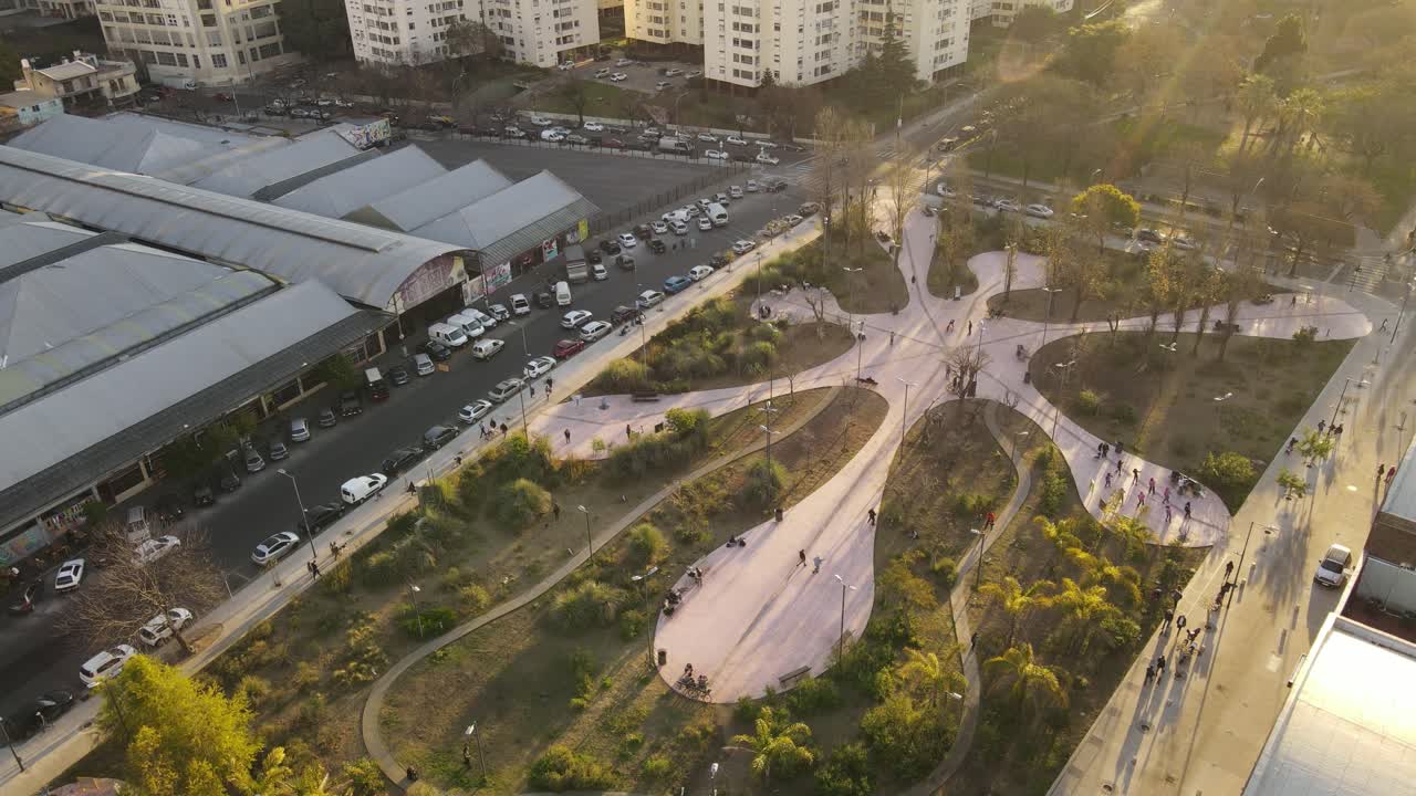 área del parque aéreo con muchas personas disfrutando del atardecer en buenos aires
