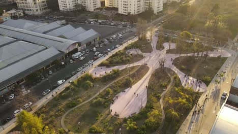 área del parque aéreo con muchas personas disfrutando del atardecer en buenos aires
