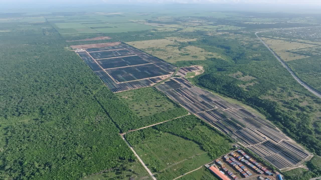 imagen de un dron con vistas a una granja fotovoltaica, un día soleado en la romana, república dominicana