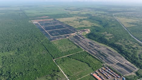 imagen de un dron con vistas a una granja fotovoltaica, un día soleado en la romana, república dominicana