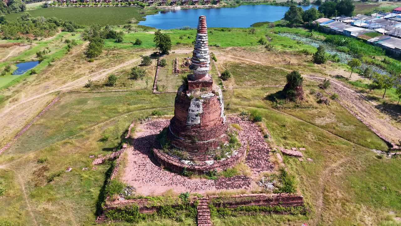 Il filmato di un drone cattura una vista dall'alto delle antiche rovine di un tempio di mattoni sotto la luce intensa del sole