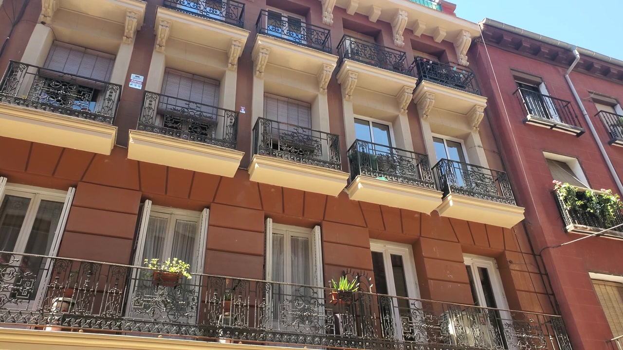 Appartamenti. Europa. Madrid. 4k. Giorno. Esterno con balcone. Vista ravvicinata.