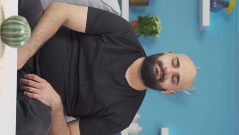 el video vertical del hombre que huele bien es feliz.