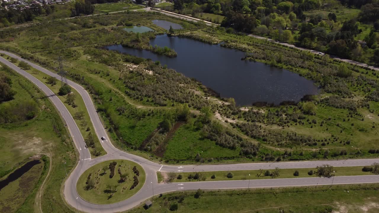 vista aérea de la rotonda cerca de un pequeño lago en el campo, provincia de buenos aires