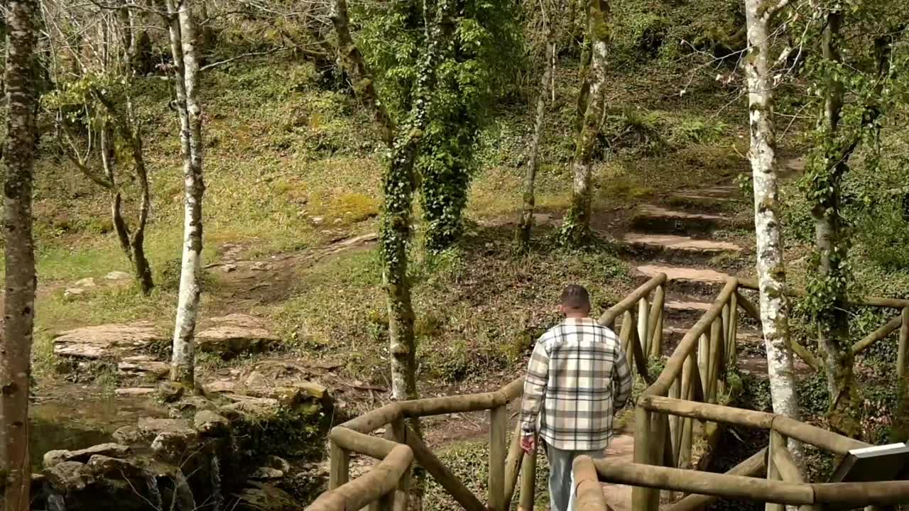 hombre caminando por un parque
