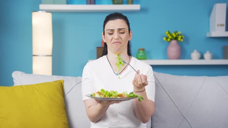 Persona-Mirando-Verduras-En-Un-Tenedor-Con-Expresión-Infeliz.-Dificultad-Para-Hacer-Dieta.