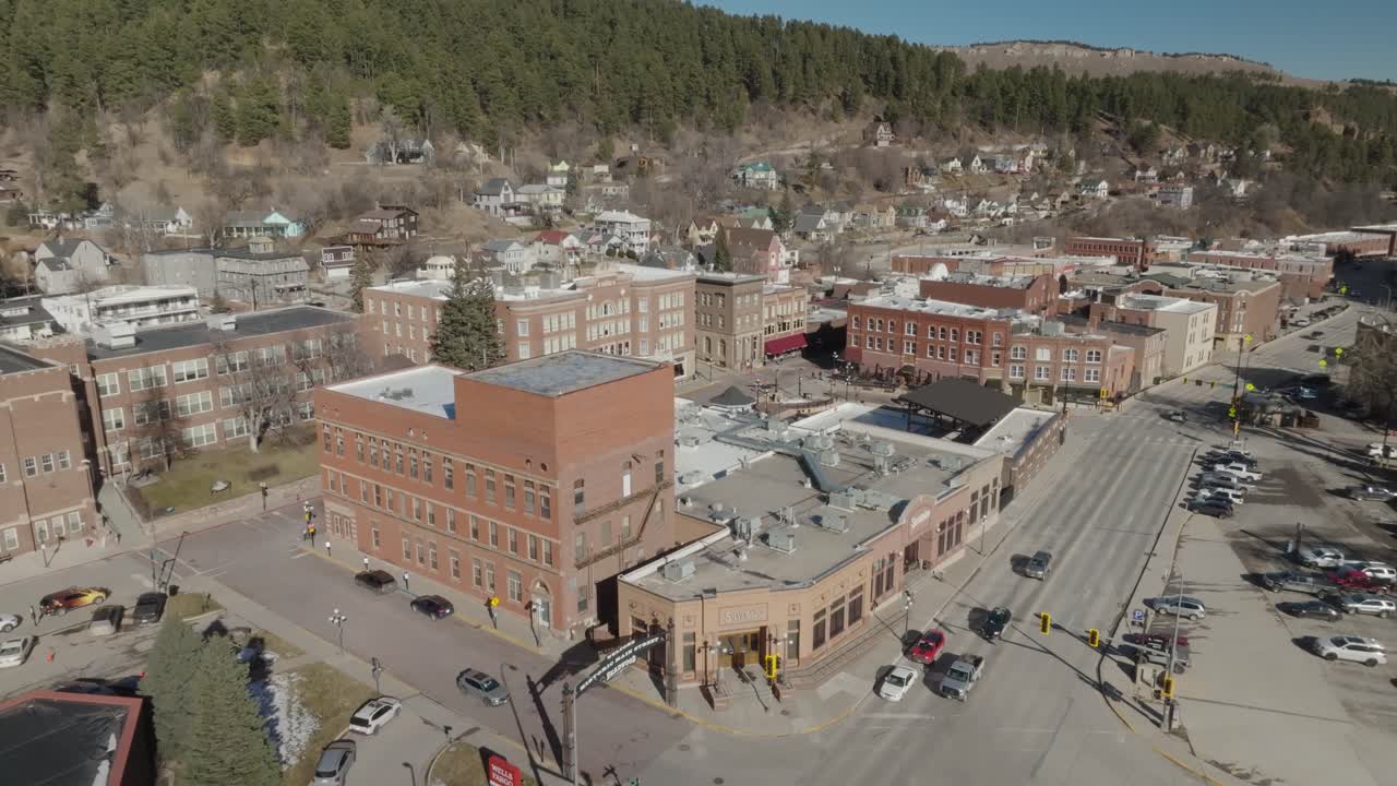 Záběr dronem s panoramováním nahoru a nakláněním dolů nad Deadwoodem v Jižní Dakotě.