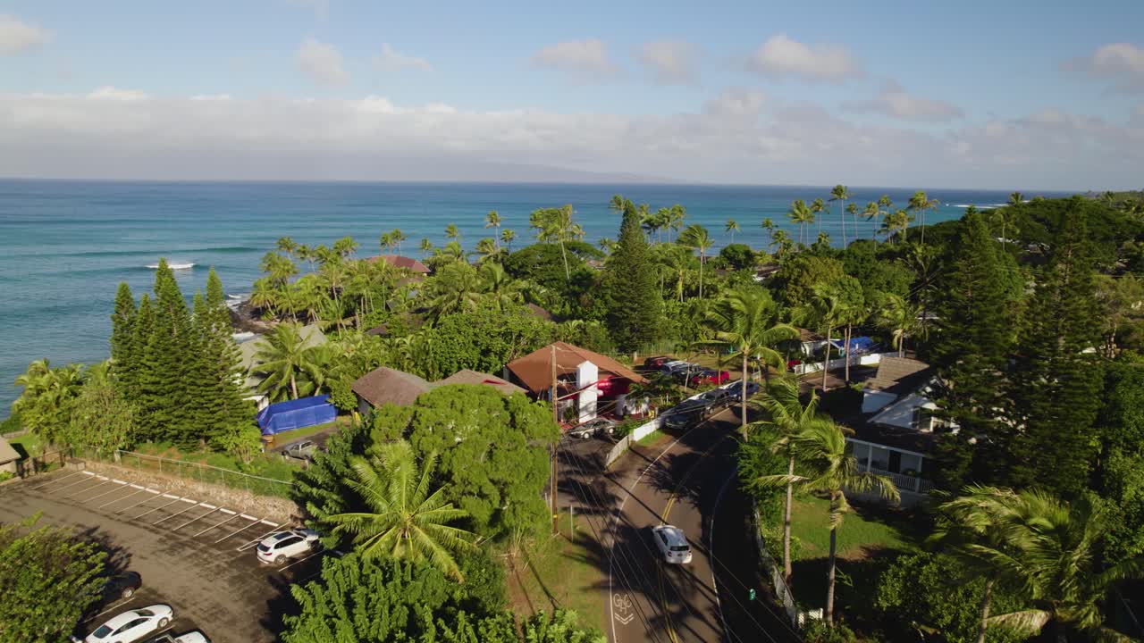 coches redondos entran en las carreteras de las casas costeras con vistas al océano pacífico