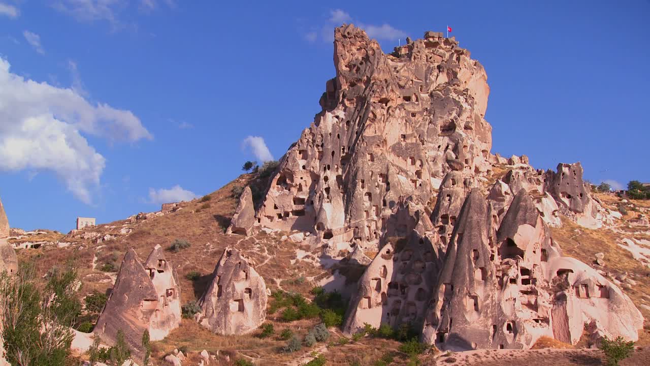 칠면조 카파도키아의 이상하게 우뚝 솟은 주거지와 암석