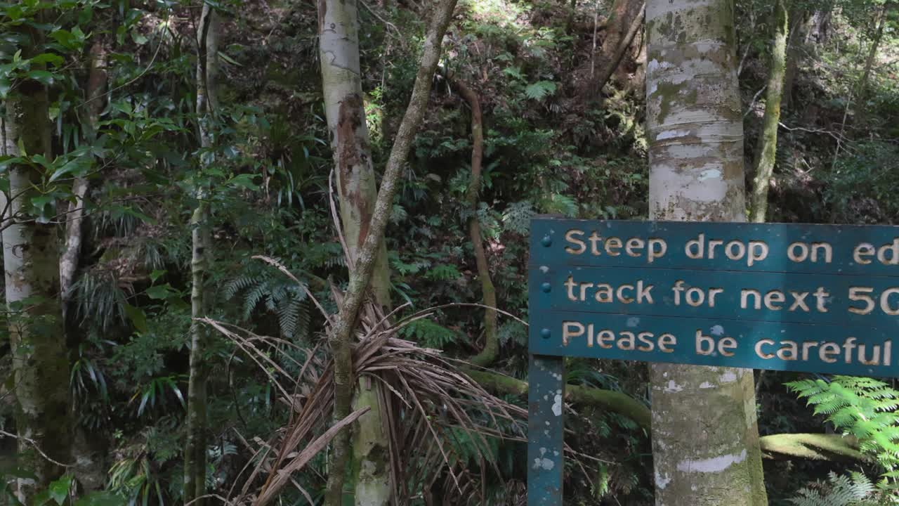 가파른 열대 우림 경로 에 있는 경고 표지판