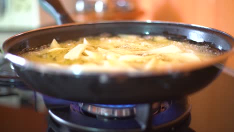 freír las patatas fritas en una sartén