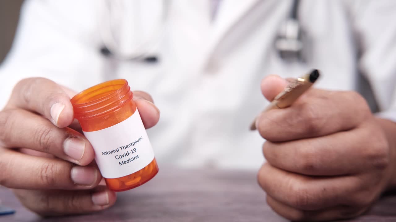 médico que presenta el medicamento antiviral para la covid-19