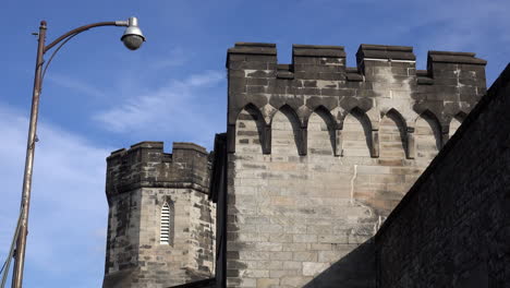 torres de estilo medieval y parapeto en la penitenciaría estatal del este