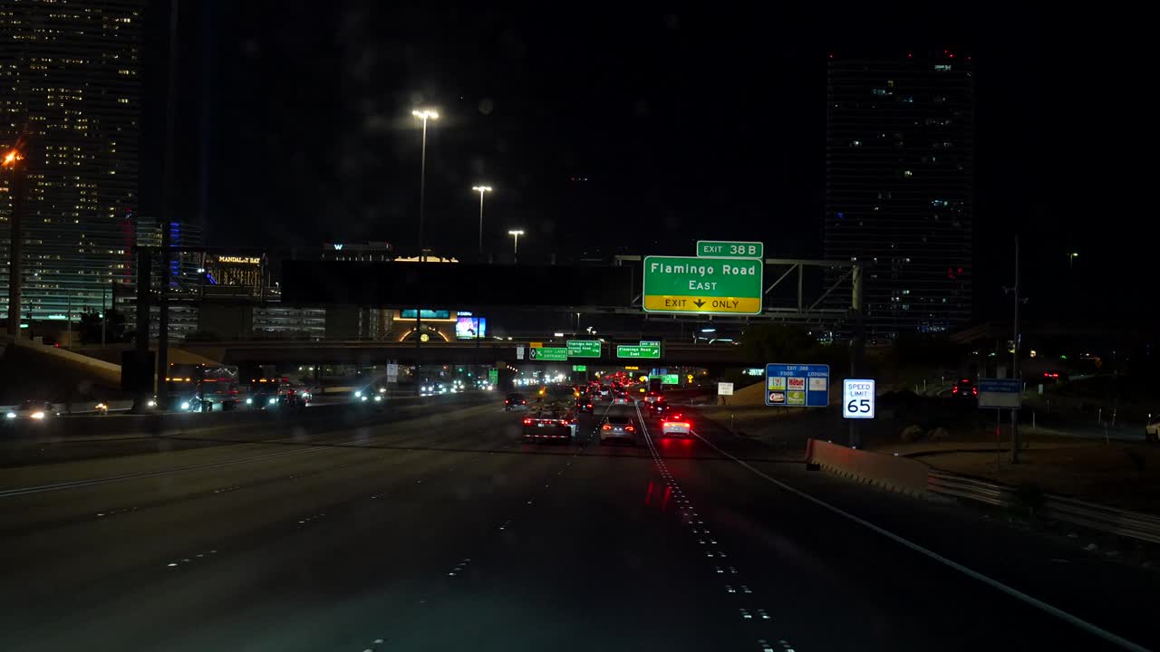 Nattkjøring på Las Vegas-motorveien mot avkjørselen til Flamingo Road