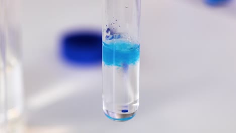 observación de una reacción química en un tubo de ensayo