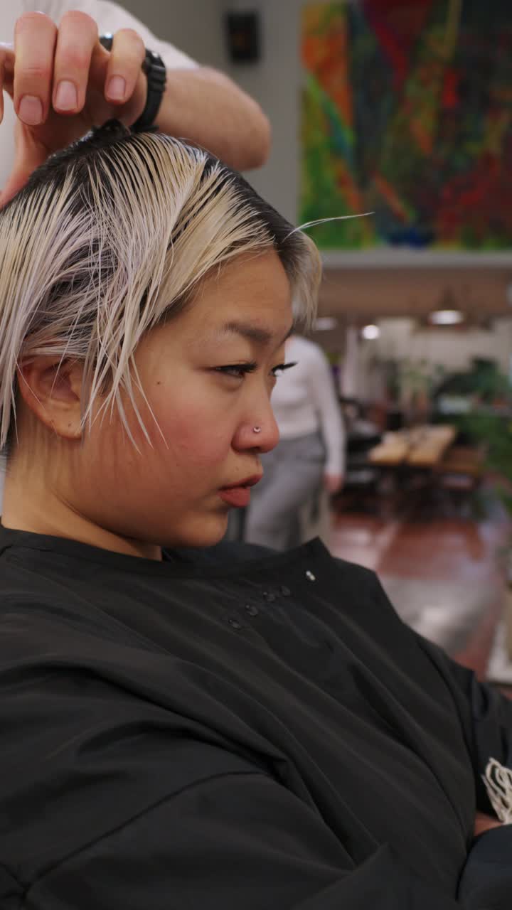 머리카락을 잘라가는 여자