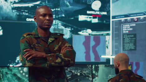 retrato de un general militar confiado con uniforme de camuflaje en el centro de control de la misión