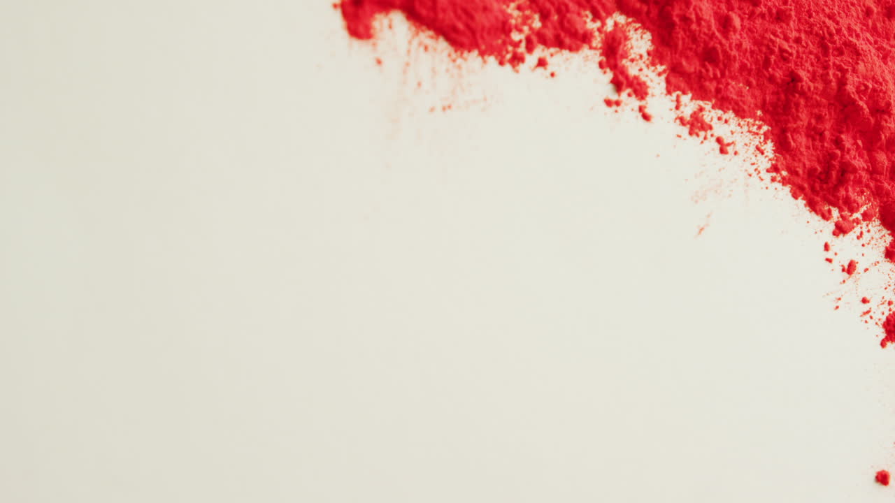 ⁇ 색 배경에 복사 공간이 있는 빨간색 파우더의 비디오