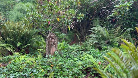 Nahaufnahme-Einer-Skulptur-Der-Jungfrau-Maria-Im-Mexikanischen-Stil-In-Grüner-Natürlicher-Vegetation-Während-Der-Regenzeit