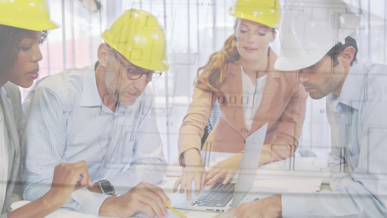 arquitectos trabajando en planos de construcción en una computadora portátil