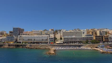 La-Ciudad-Costera-De-Agios-Nikolaos-En-La-Isla-De-Creta,-Durante-El-Verano