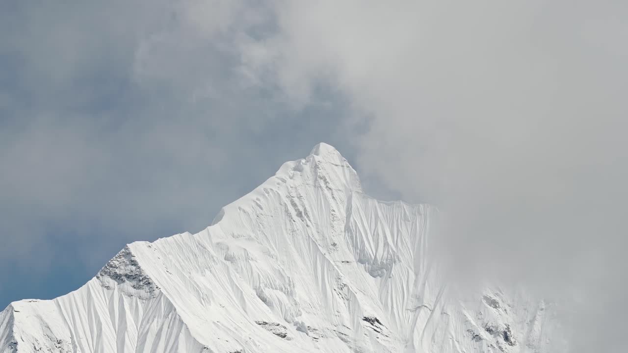 las montañas del himalaya el lapso de tiempo en nepal, la cumbre de la montaña cubierta de nieve ellapso de tiempo con nubes moviéndose sobre los picos de la nieve grande cubierta de montañas altas masivas en la cordillera de annapurna