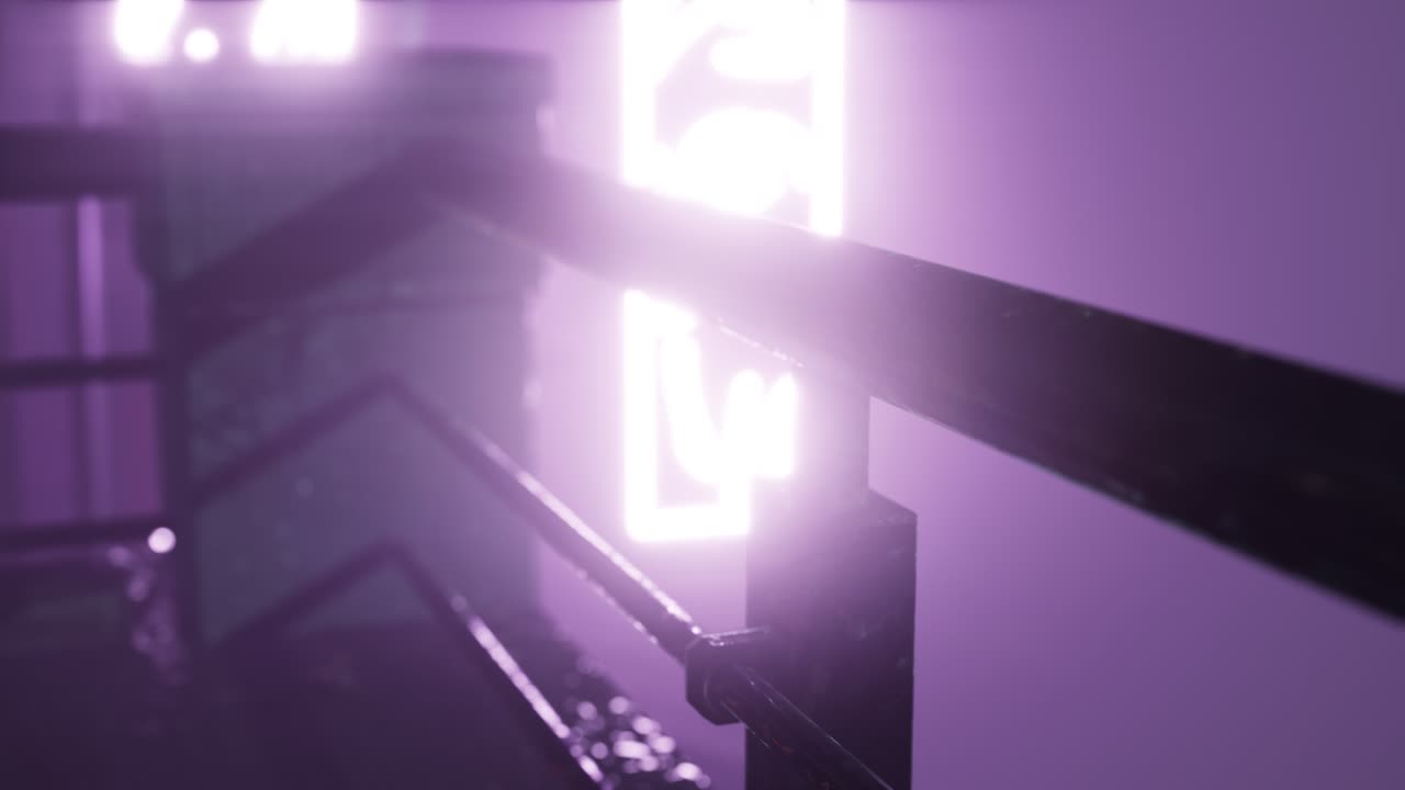 luces de neón en enfoque suave en la calle con niebla por la noche