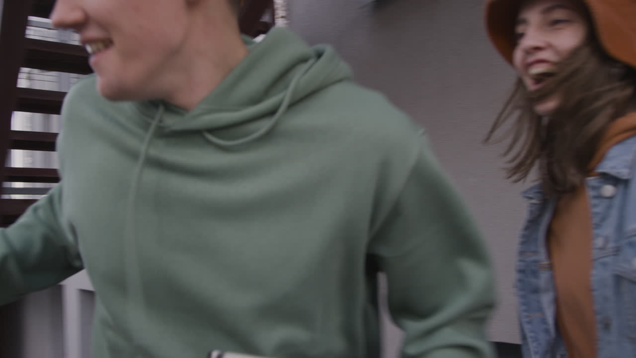 친구 들 이 야외 에서 즐거운 시간 을 보내고 있다