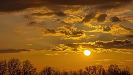 cielo timelapse con movimiento de nubes negras