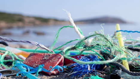 playa en grecia cubierta de basura