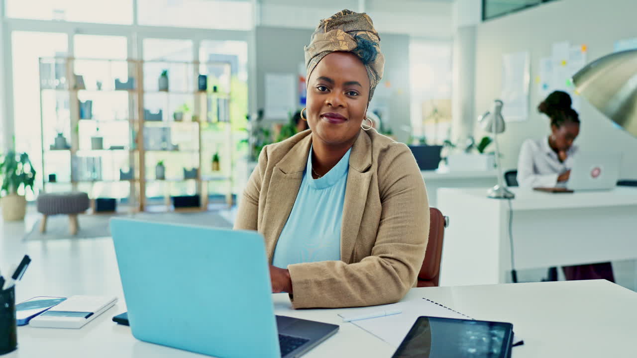 Imprenditrice afroamericana di successo in ufficio moderno
