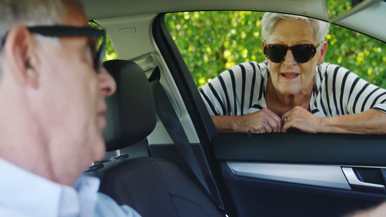 pareja de ancianos interactuando entre sí en el parque