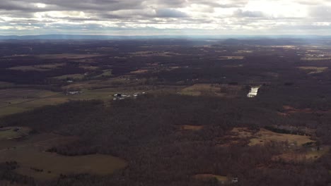 Drohnenüberflug-über-Ländliche-Bauernhöfe-In-Einem-Tal-In-Der-Catskill-Bergregion