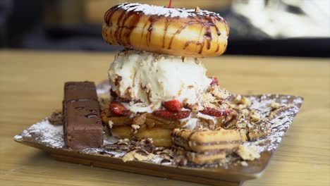 Donut-Dessert-Mit-Eis,-Keksen-Und-Erdbeeren,-Lecker