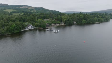 Tiro-De-Cierre-Con-Inclinación-Hacia-Arriba-De-Un-Barco-Atracado-En-Las-Orillas-Del-Lago-Lomond