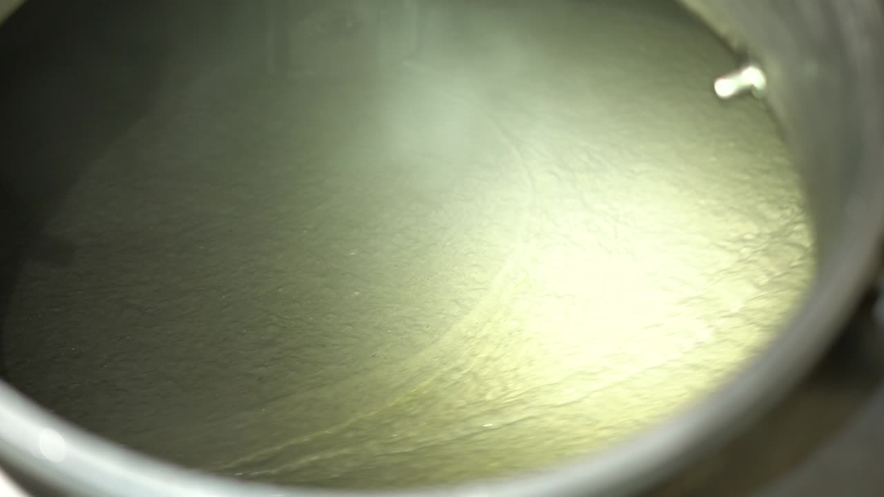 어업 산업: 생선 슬러리 기계, 생선 부분을 반 액체 또는 페이스트 형태로 가공하여 해산물 제품의 성분으로 사용