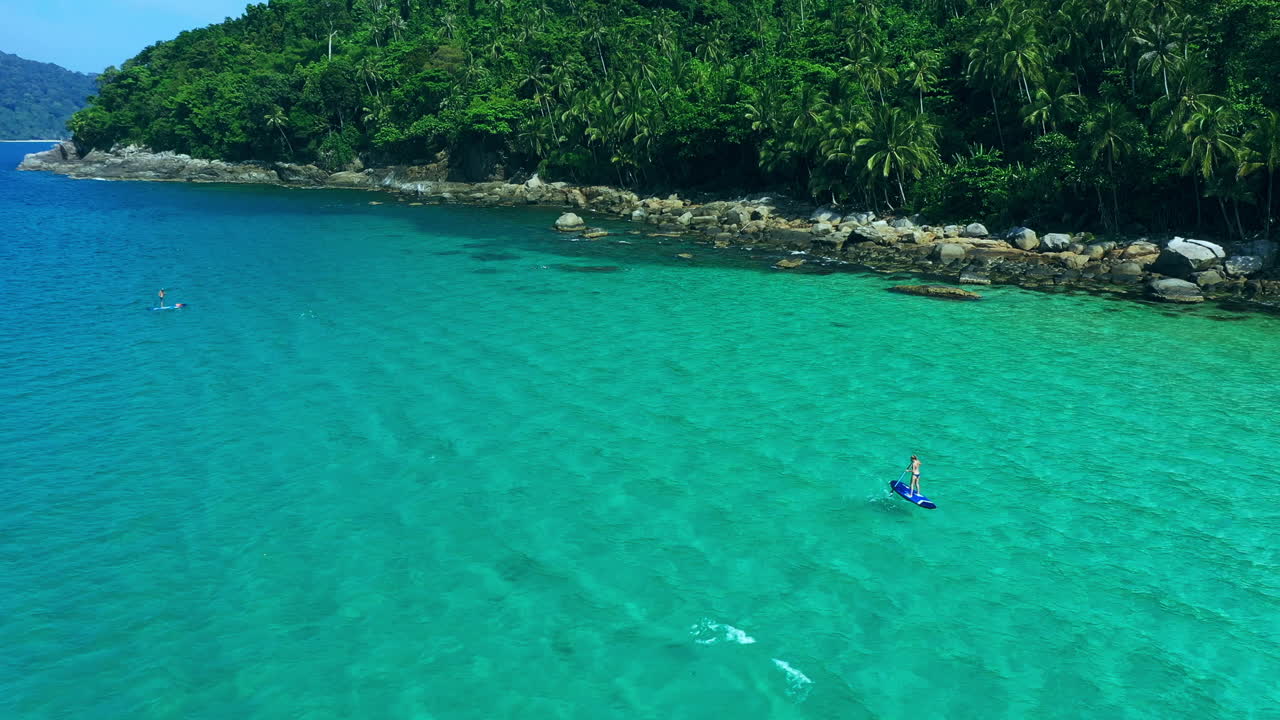 여름은 모험의 계절입니다.