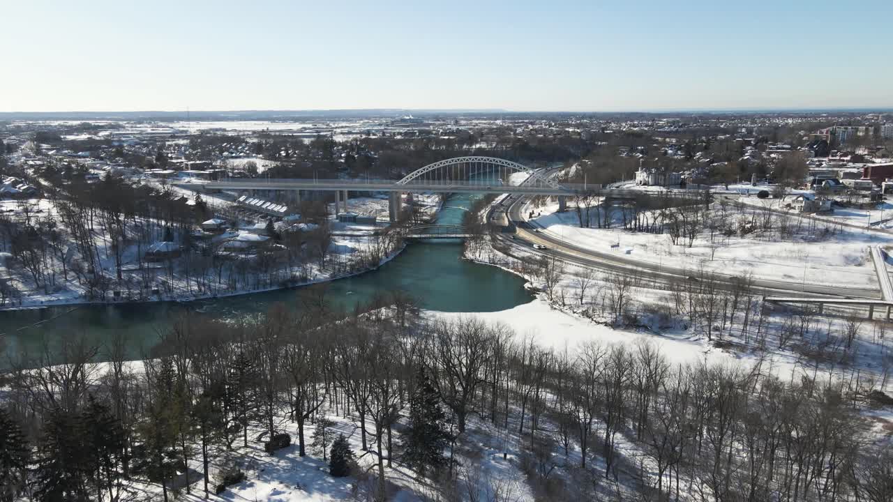 día de cielo azul sobrevuelo del barrio suburbano hacia el puente de burgoyne, st