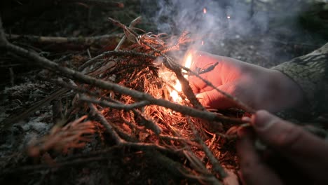 Cazadores-Encendiendo-Un-Fuego-Para-Mantenerse-Calientes-En-El-Invierno-En-Montana.