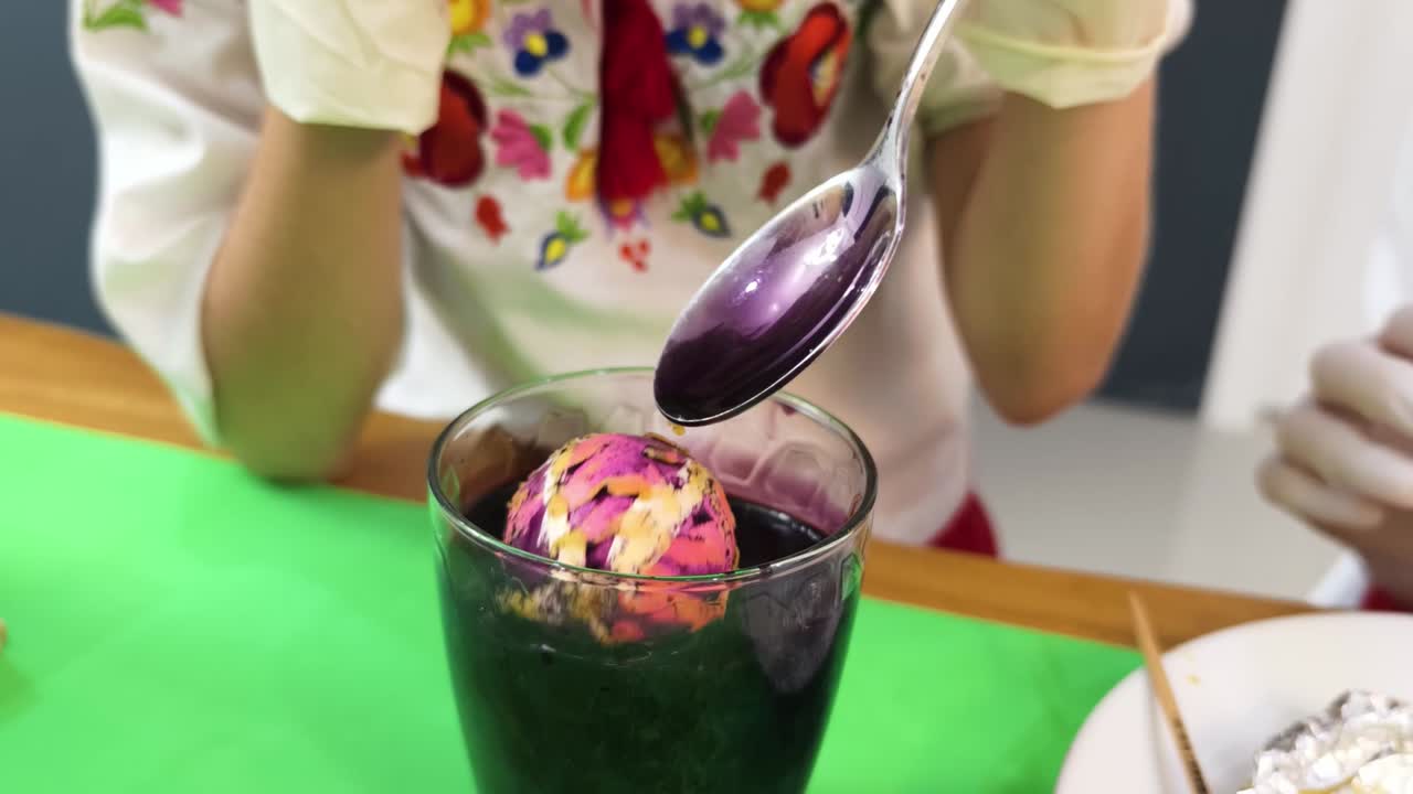 teñir huevos de pascua con camisa bordada tradicional
